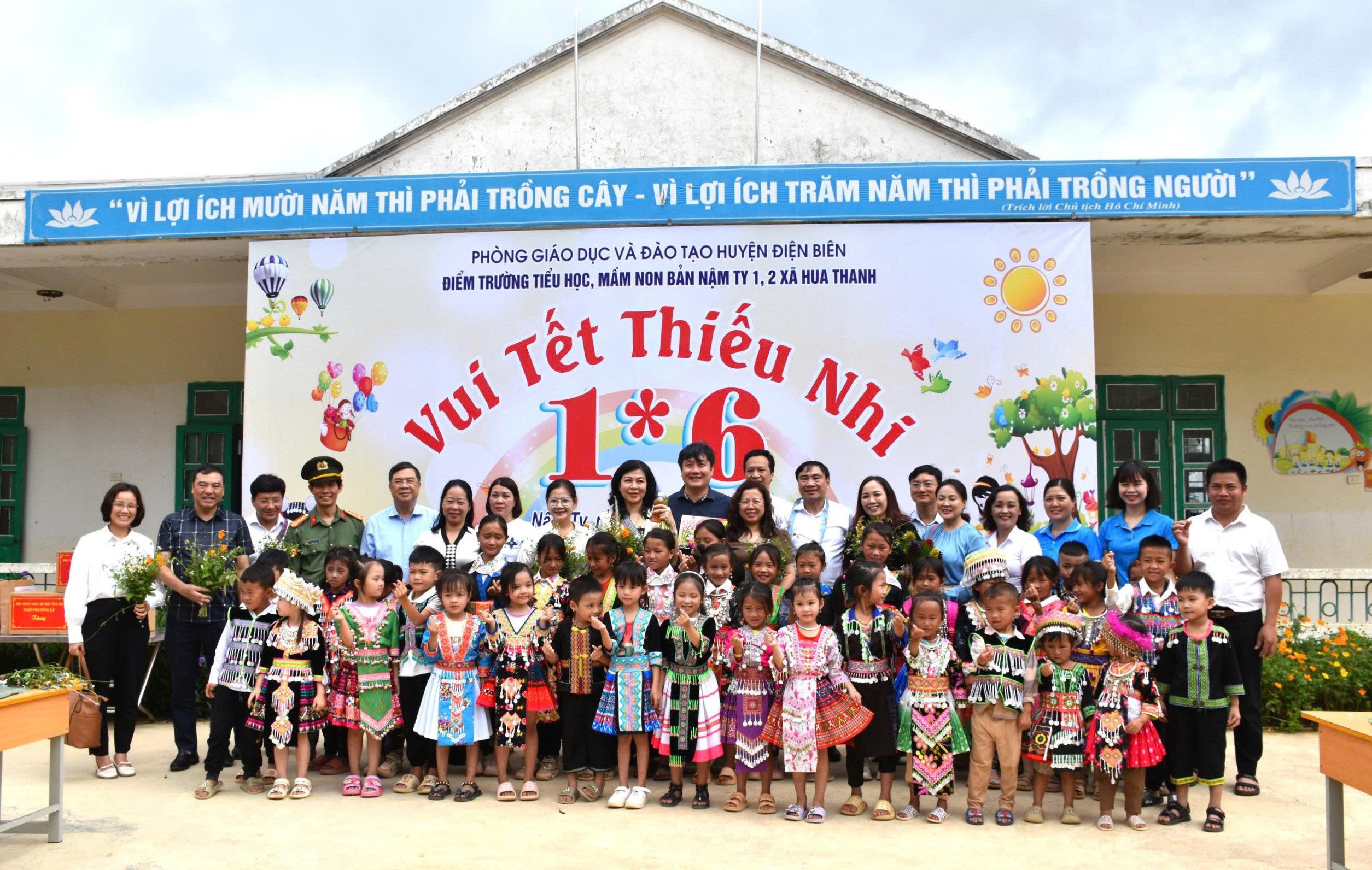 Phu-nhan-Tong-BT-trao-qua-2.jpg
