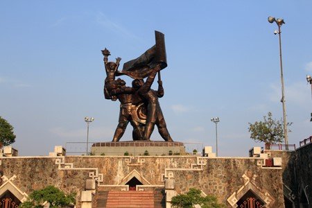 s-tuong-dai-chien-thang-dien-bien-phu-5.jpg